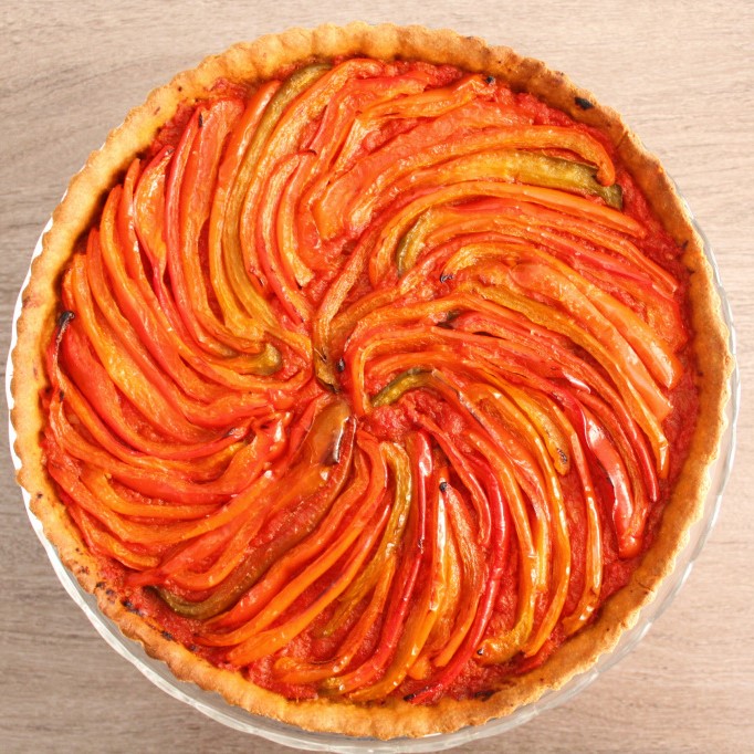 Torta salata estiva con peperonata e pasta di nocciole